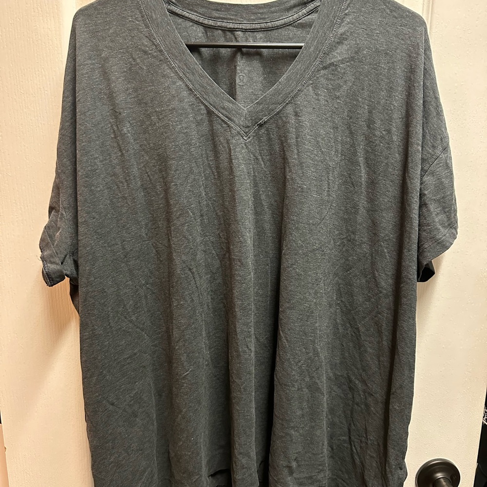 Lululemon women's Gray V-Neck T-Shirt size 12 over side / NWOT B72